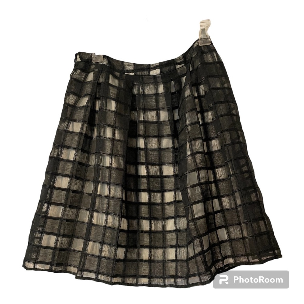 Versona black & white dressy skirt - size 8 - crisp, classic, festive & so fun!!